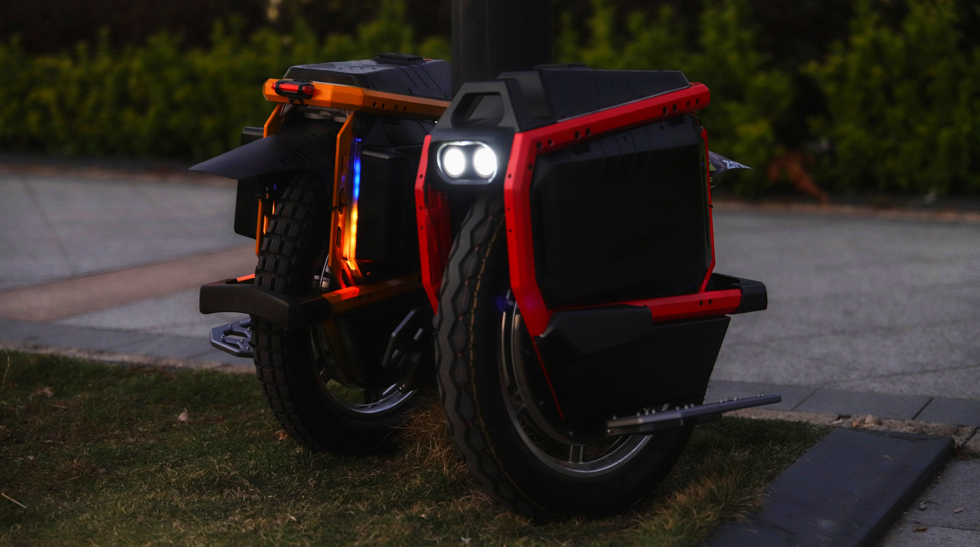 Elektrisches Einrad – Tag und Nacht